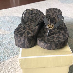 Michael Michael Kors Bedford Flip Flop in Brown